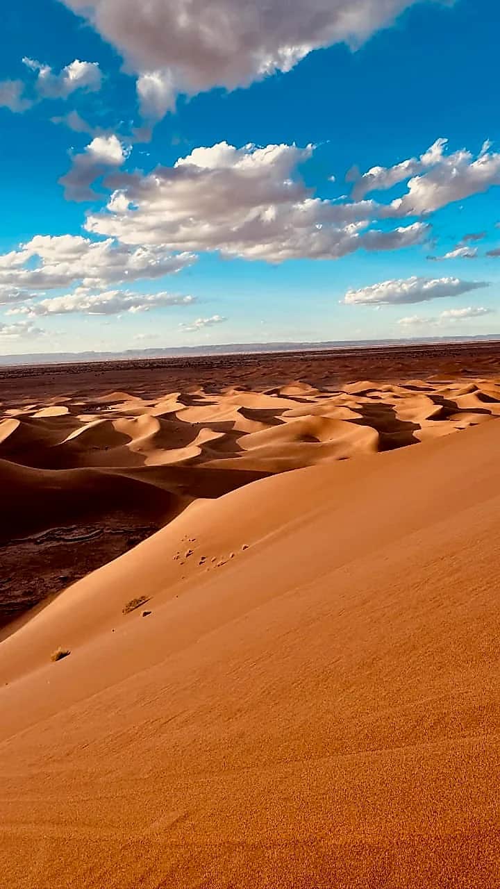 Nuages d'après-midi sur l'immensité du désert