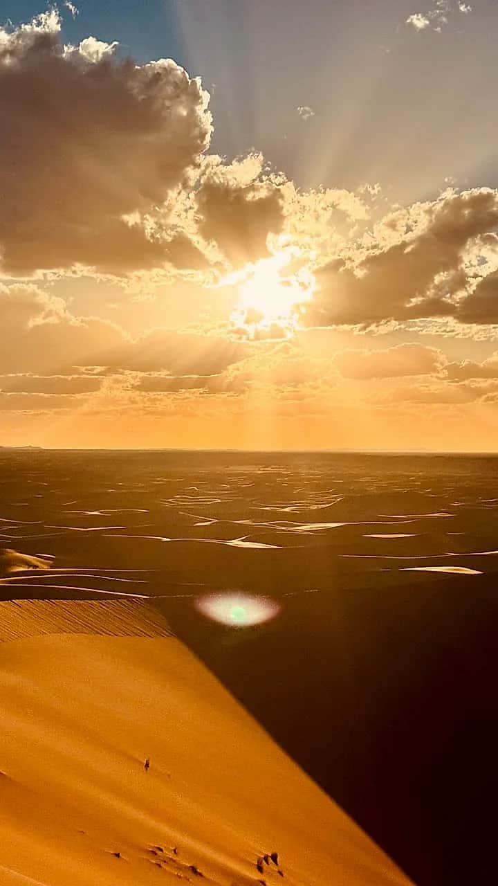Rayons solaires perçant les sommets de sable