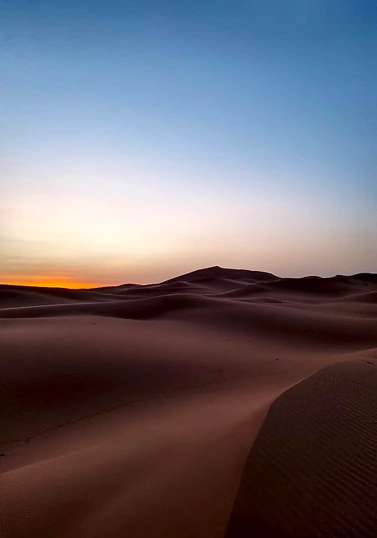 Silhouette crépusculaire sur les dunes d'or