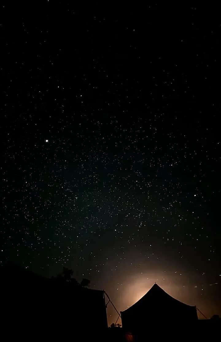 Tente nomade sous le clair de lune saharien